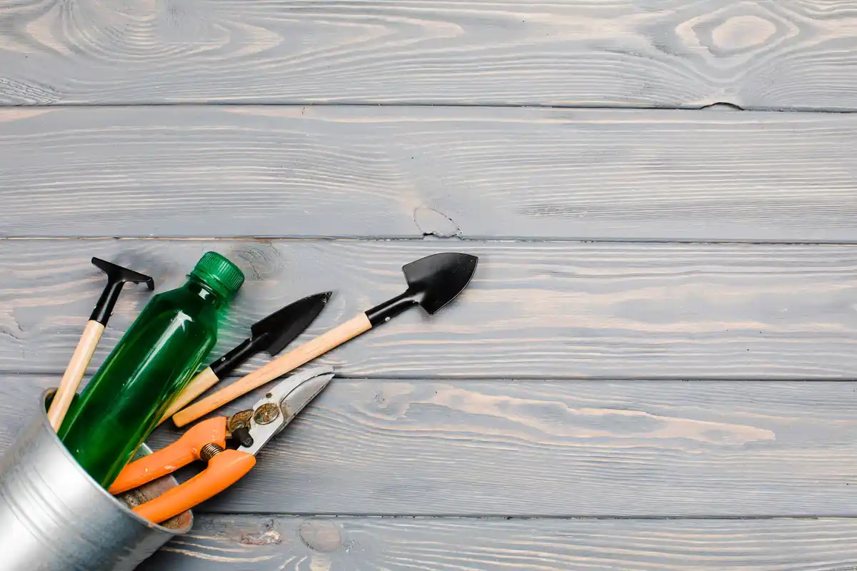 garden tools maintenance oiling