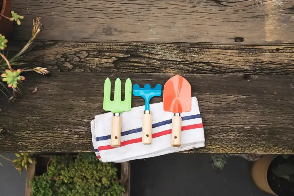 upcycled spoons in garden Dutch style