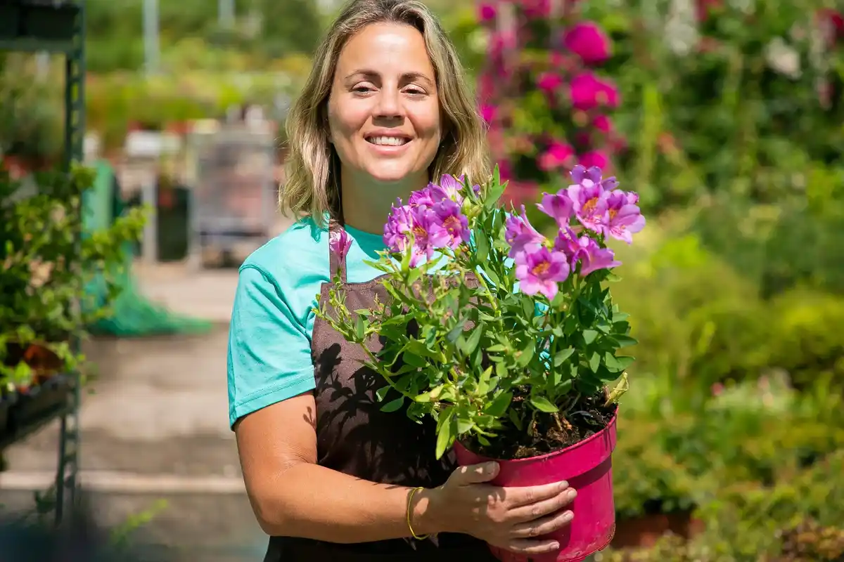 affordable gardening tools netherlands citizen working in garden