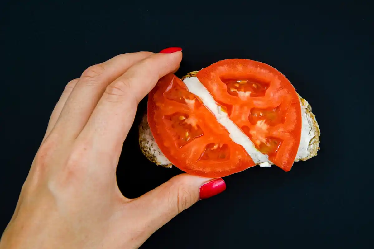 close up tomato leaf healthy and unhealthy comparison