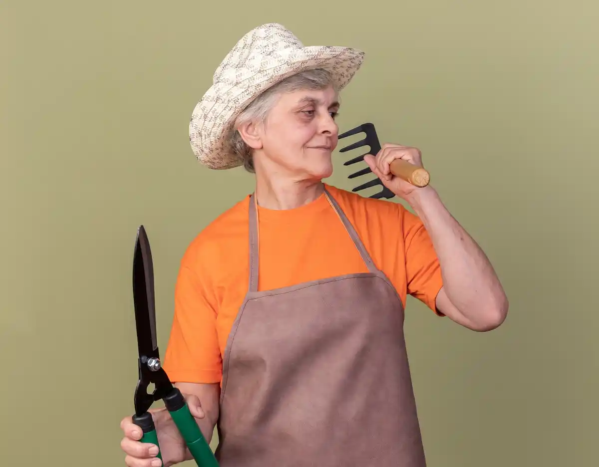 senior gardener ergonomic tools netherlands allotment