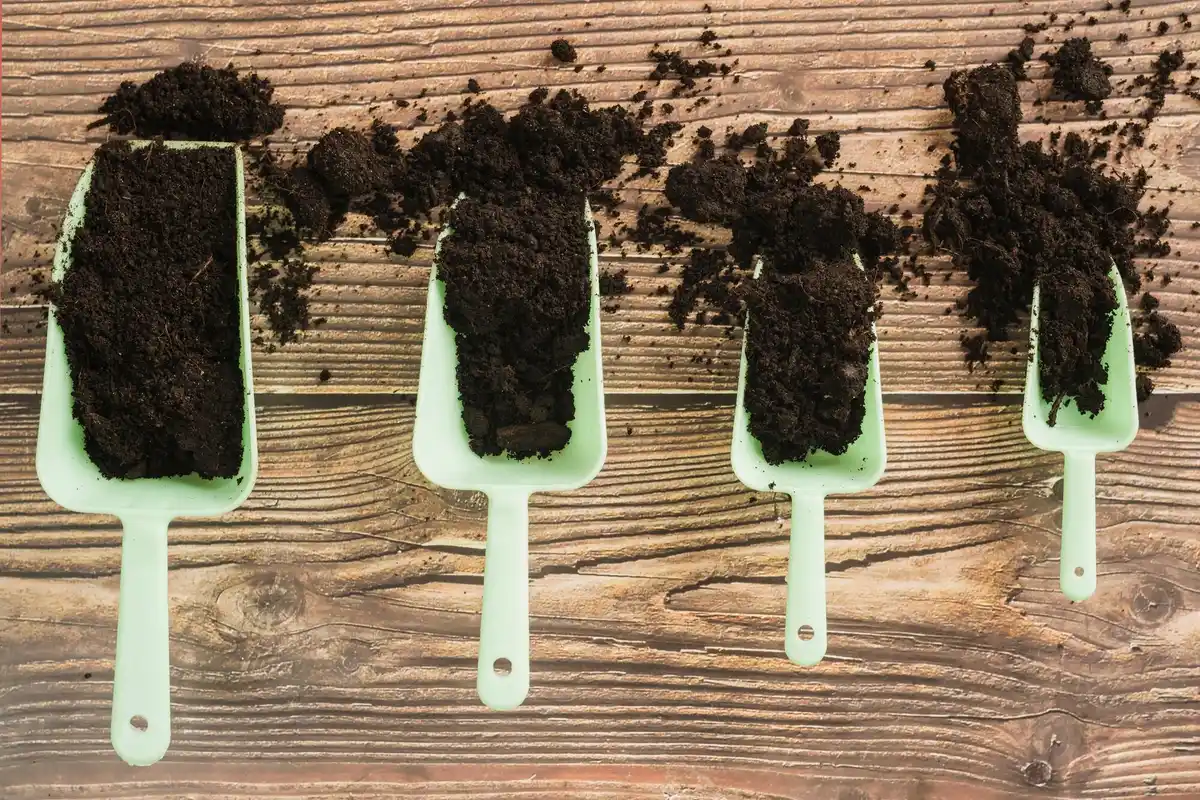 natuurlijke compost in tuin close-up