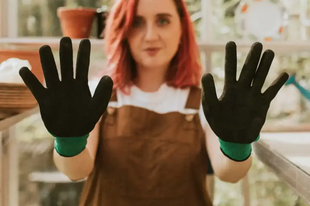 dutch home garden organic mulch hands