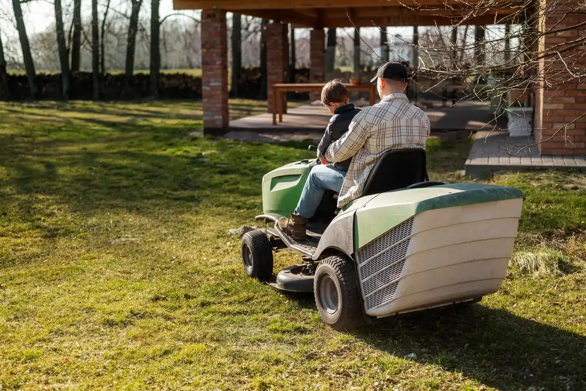 lawn mower adjustment wrong grass damage Dutch garden