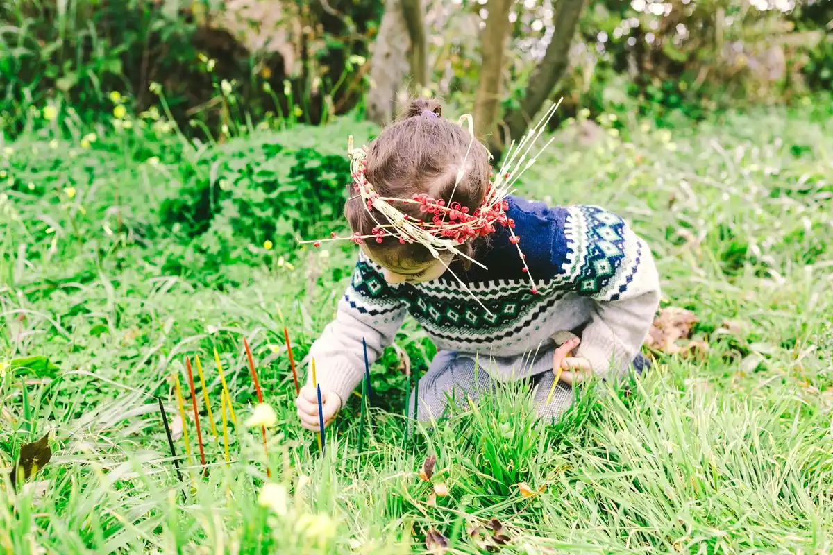 foraging stinging nettles in dutch park