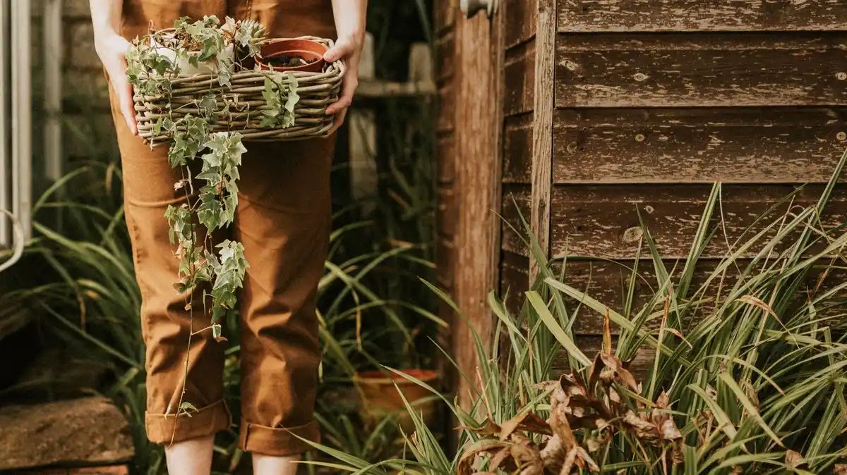 handgemaakte composthoop Nederlandse tuin